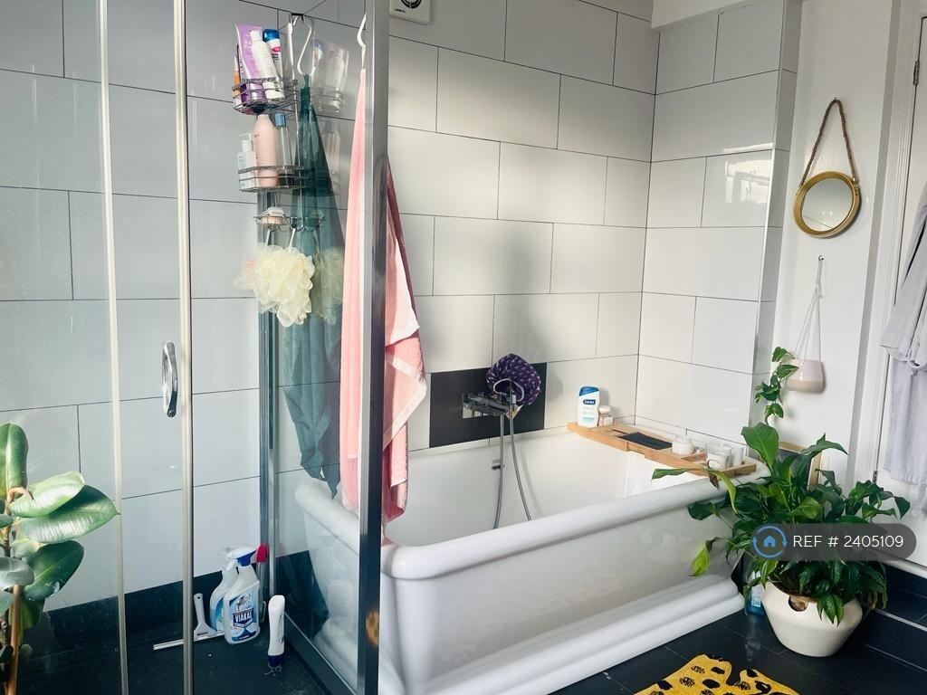 En Suite Main Bedroom Bathroom