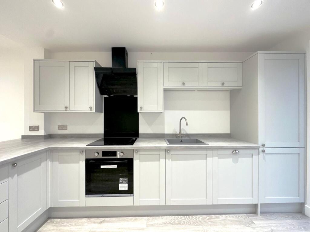 Kitchen units and oven 