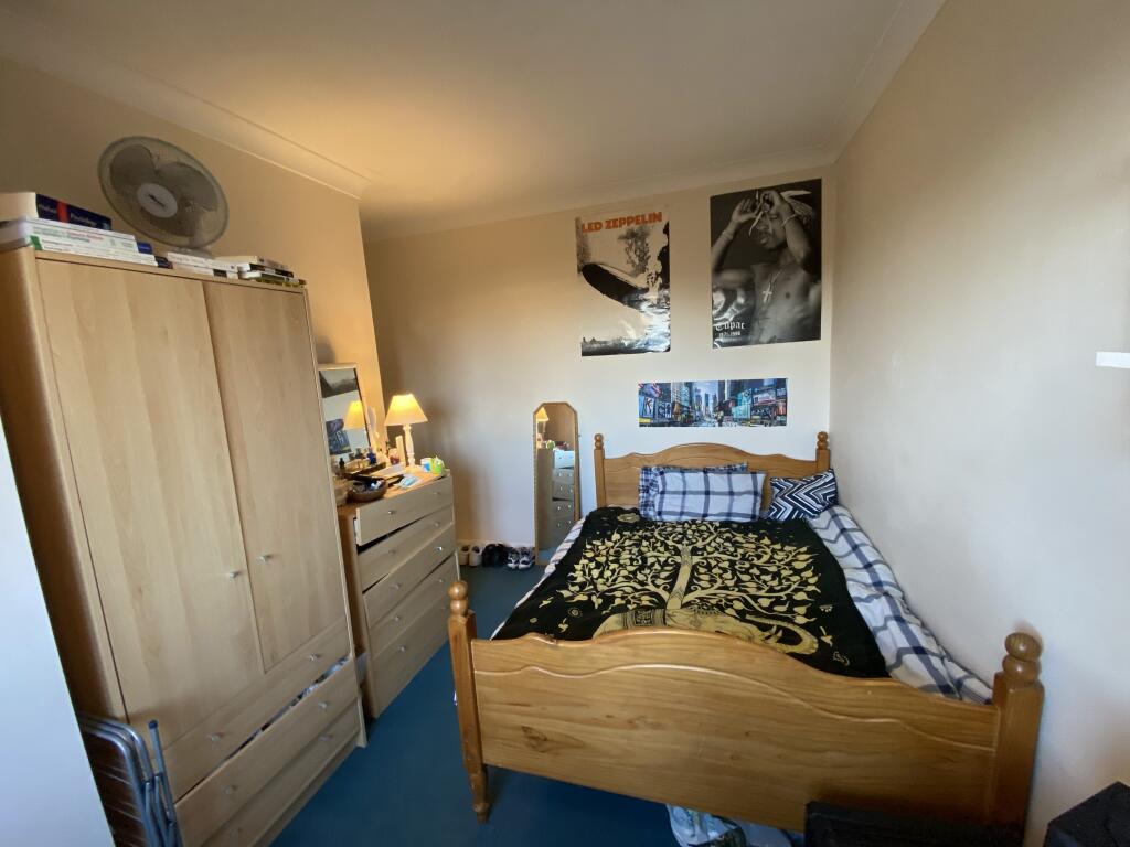 Upstairs small doubl