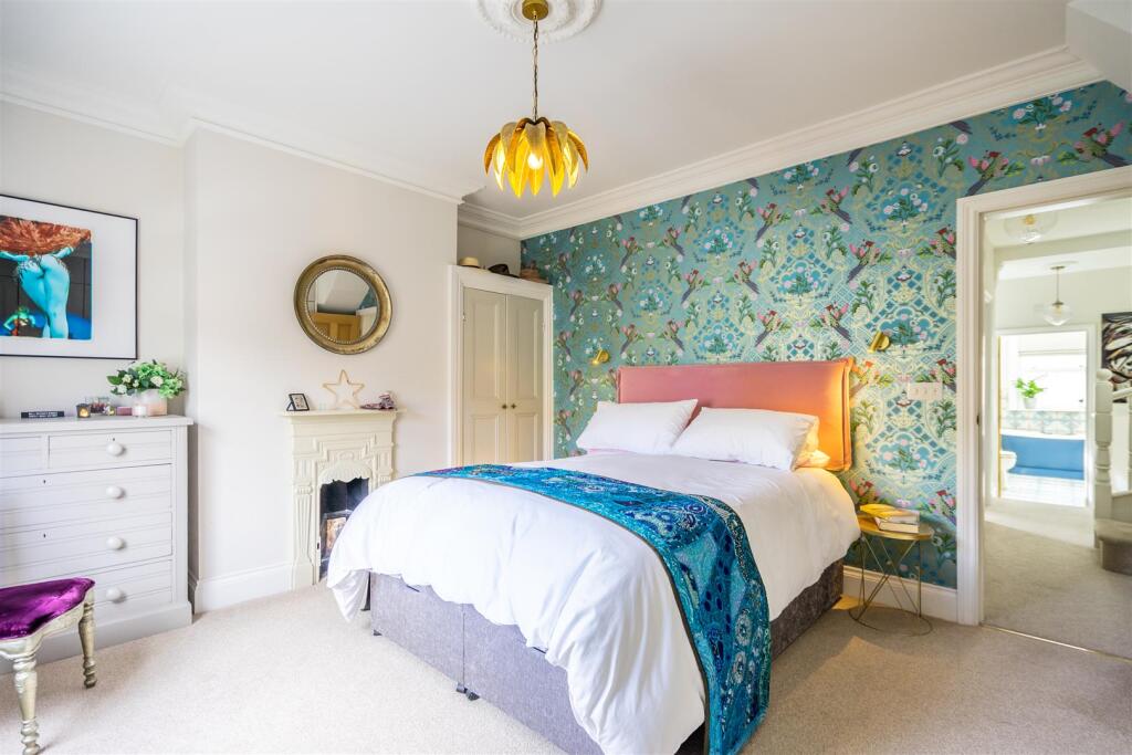 Thorpe St (11) master bed 2.jpg