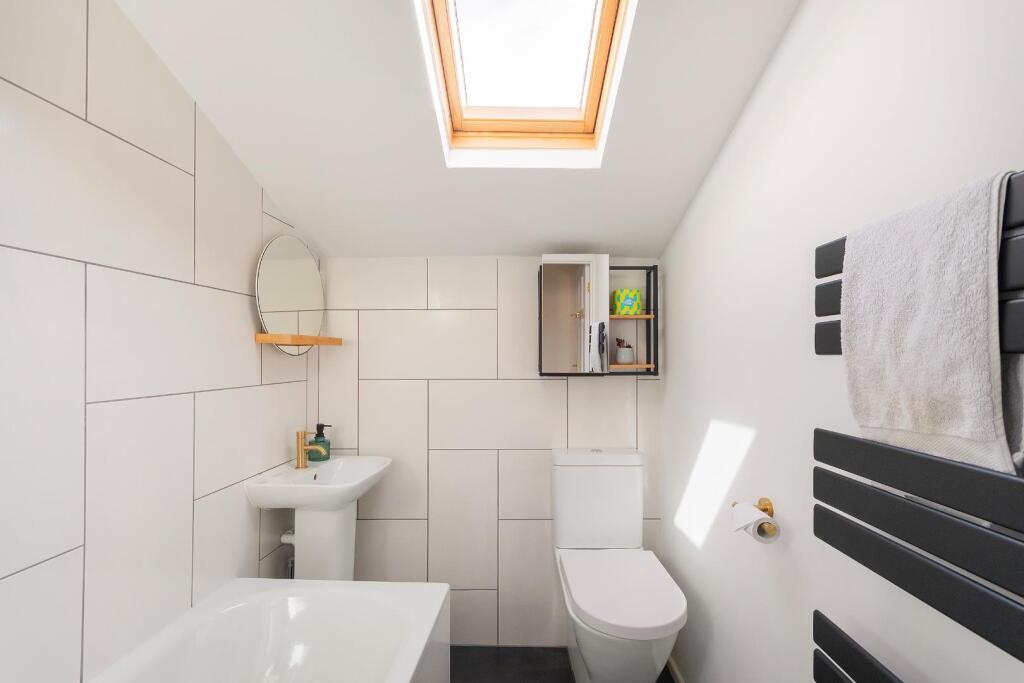 3C9RBN - Bathroom C.jpg