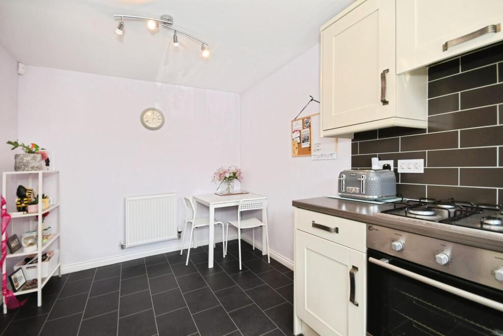 KITCHEN 03.jpg