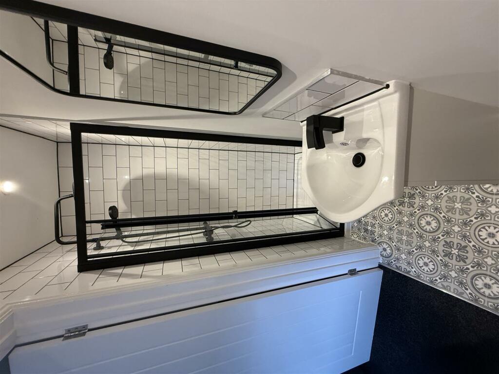 R1 Ensuite Bath.JPG