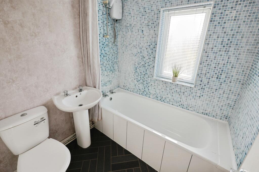 pbox-bathroom-338021.JPG