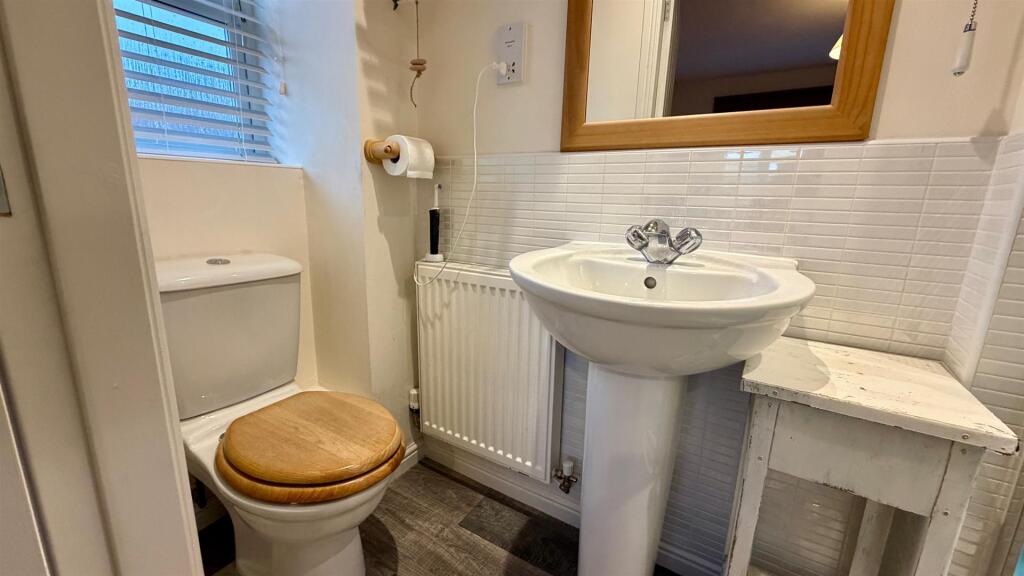 EN-SUITE 3 PIECE SHOWER ROOM