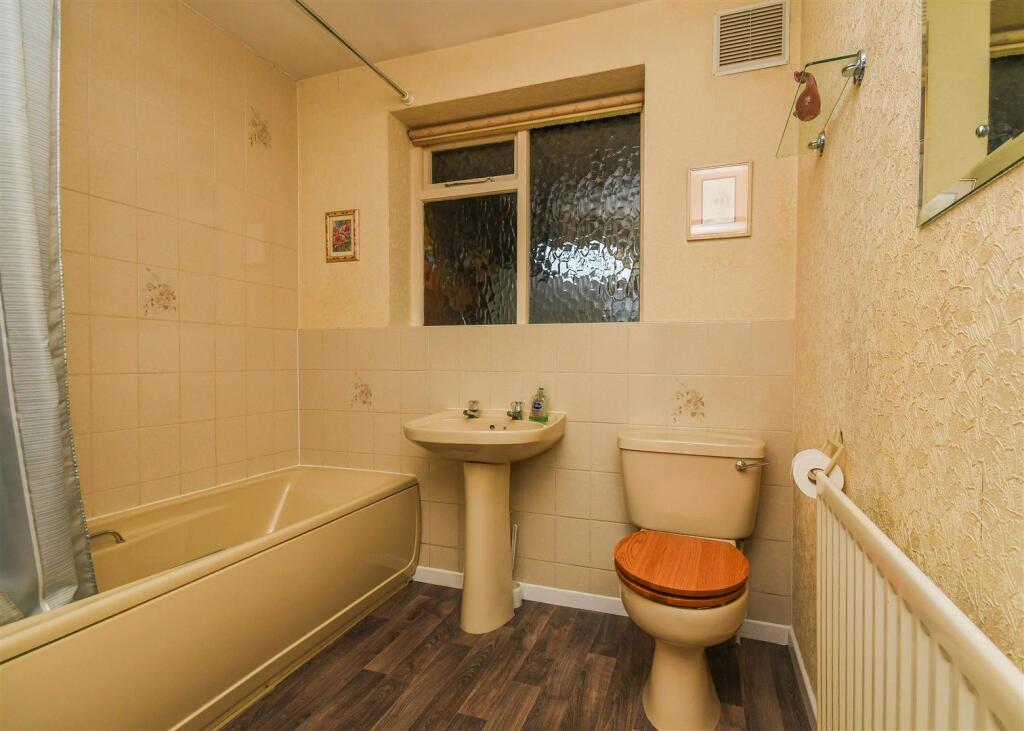 2 Green Acres - Bathroom.jpg