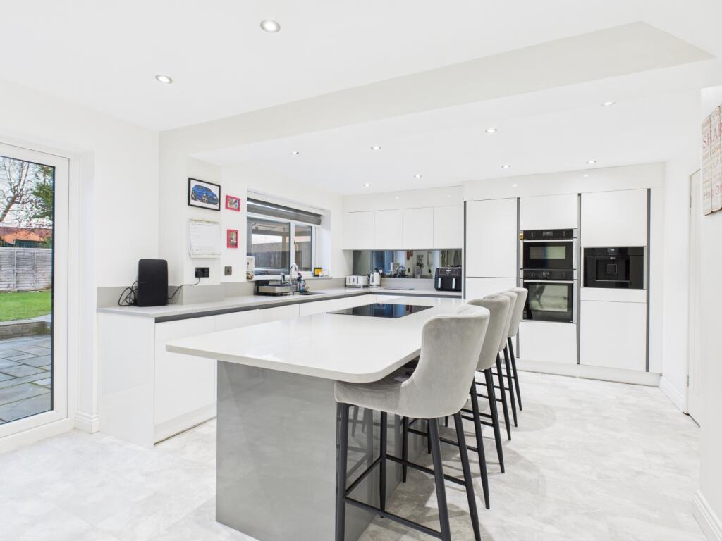 CAM03729G0-PR0181-STILL022