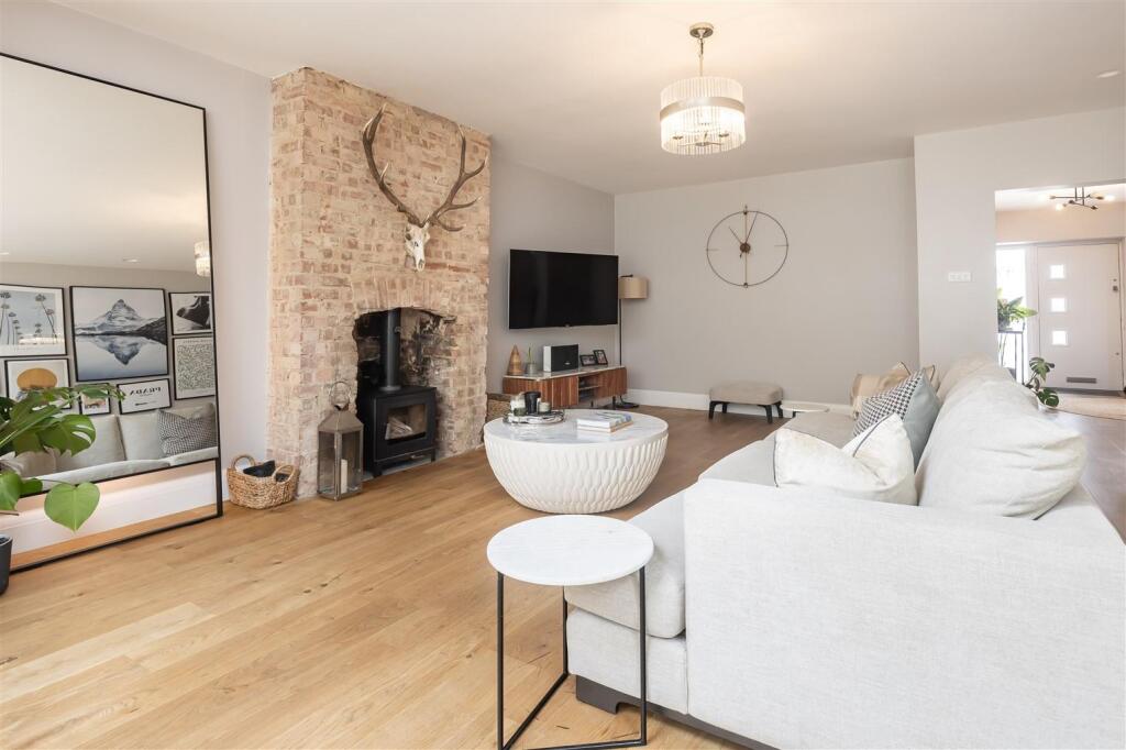 17 Woodland Way (14).jpg