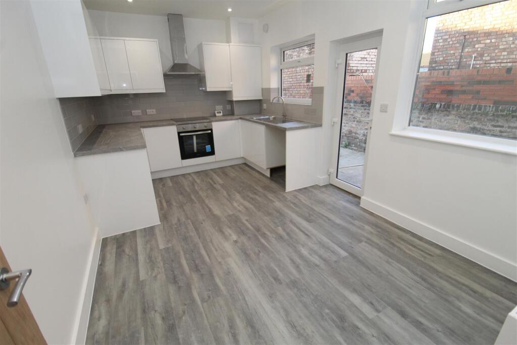 Kitchen2.JPG
