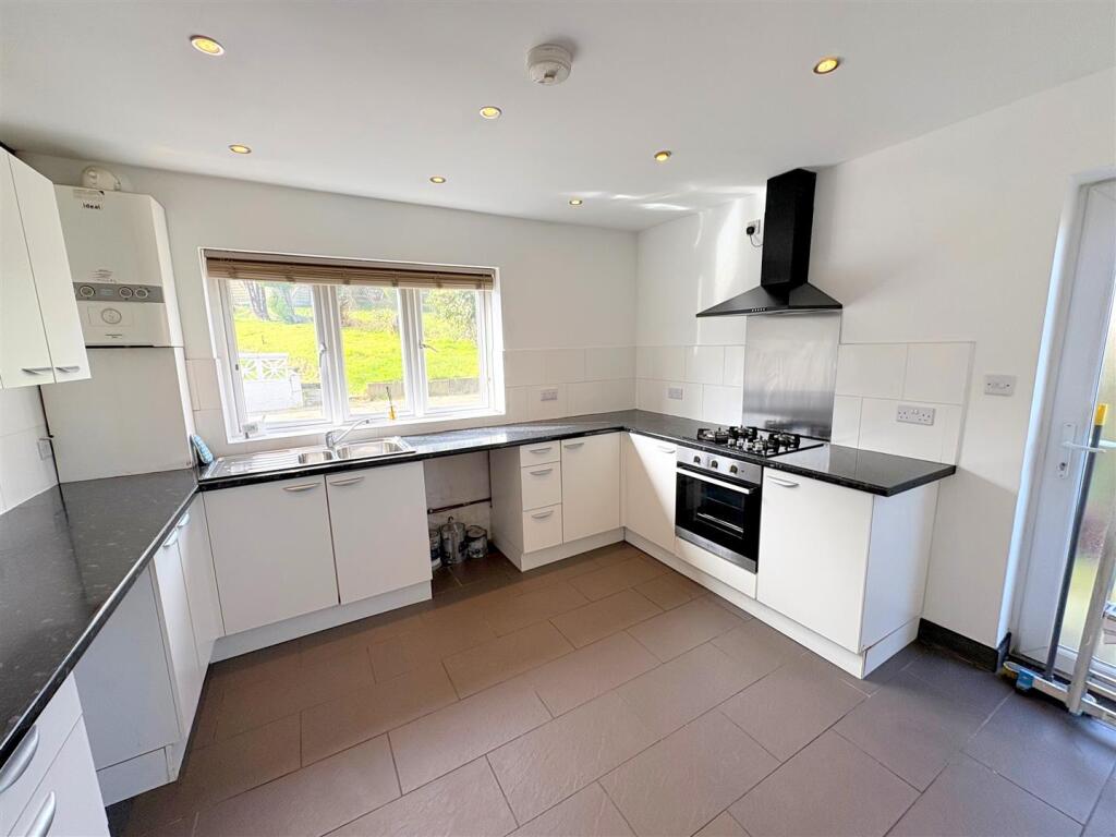 Kitchen a.jpg