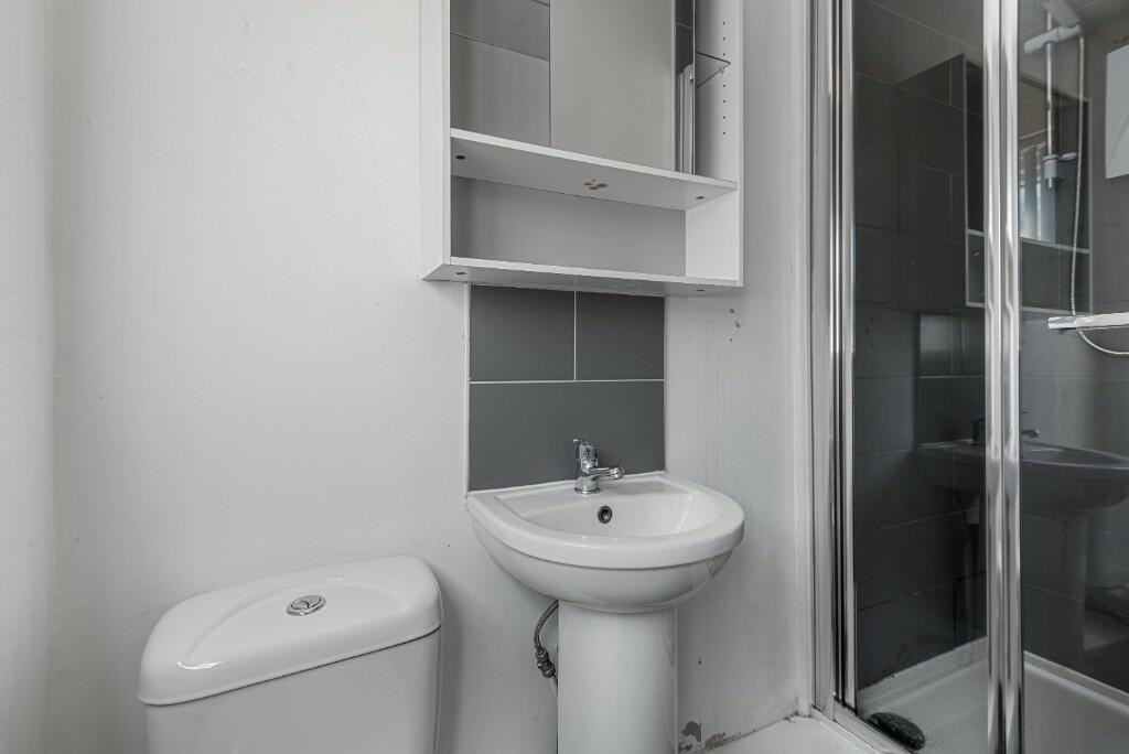 Bright and clean bathroom suite featuring a mod...