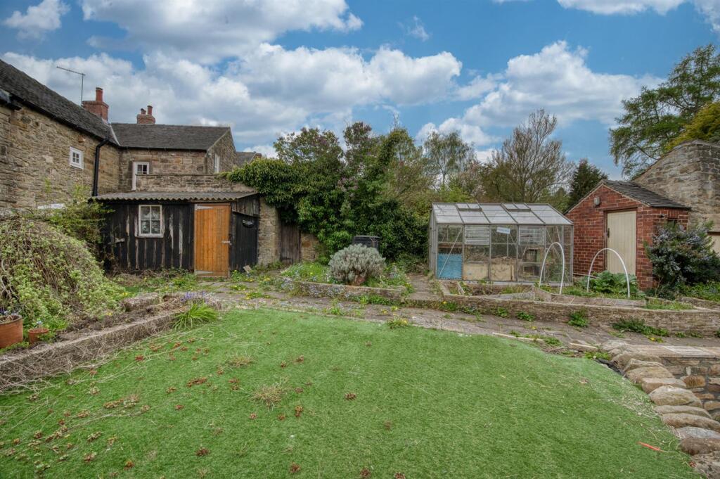 Front garden - outbuilding.jpg
