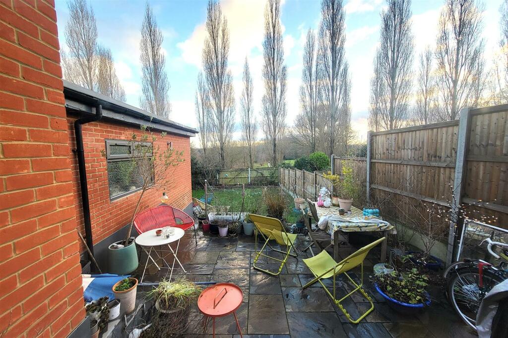 REAR GARDEN &amp; ANNEXE/STUDIO: