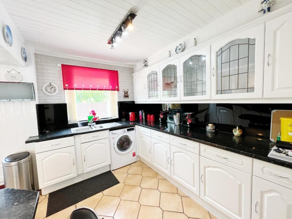 Kitchen 2.jpg