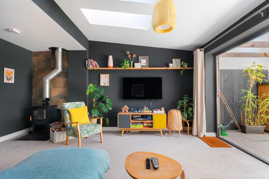 0S7FRBR - Living Room A.jpg