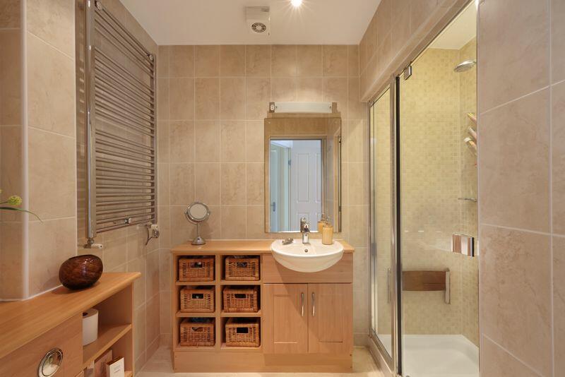 Master en suite shower/steam room