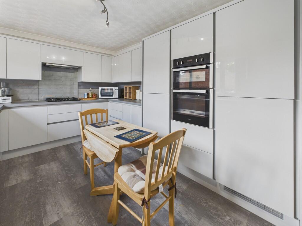 CAM04273G0-PR0136...