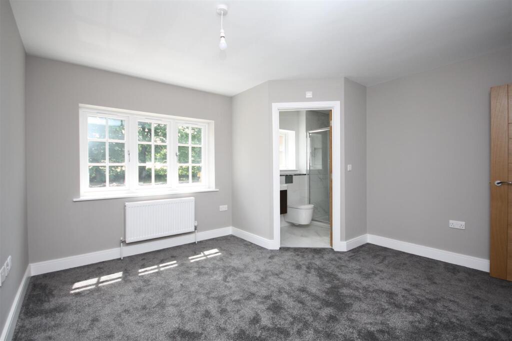 bed 2 with ensuite.JPG