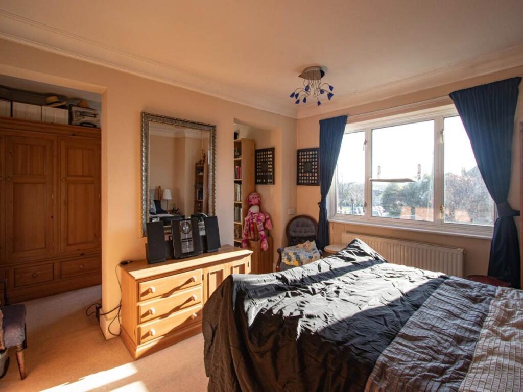 Main bedroom photo 2