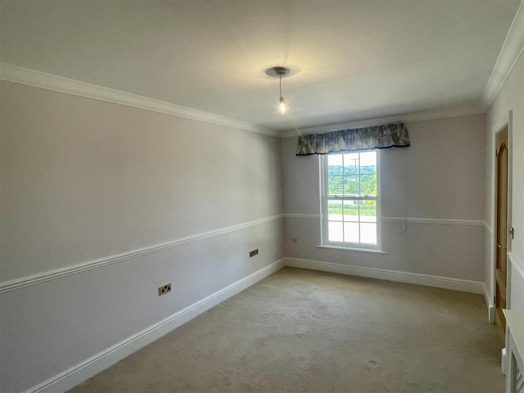 GROUND FLOOR BEDROOM 1