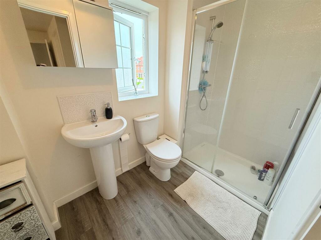 EN-SUITE SHOWER ROOM