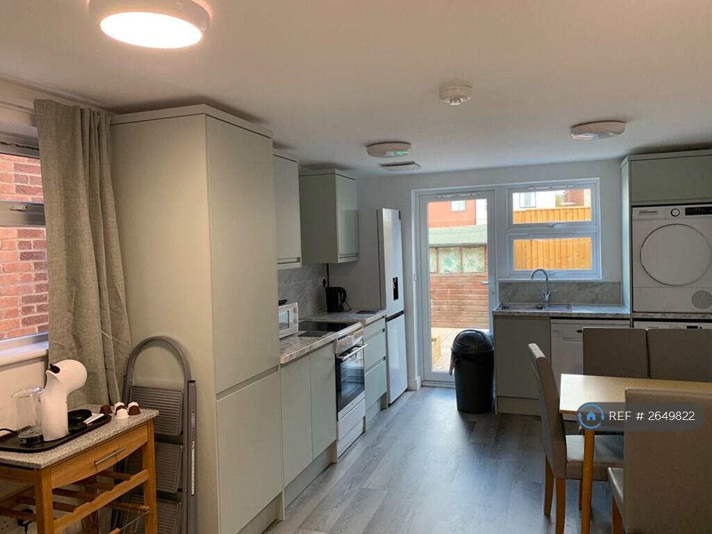 Well Equipped Kitchen Diner Links From Lounge