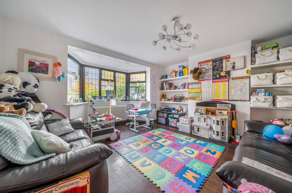 1374280-2-690e5bb...