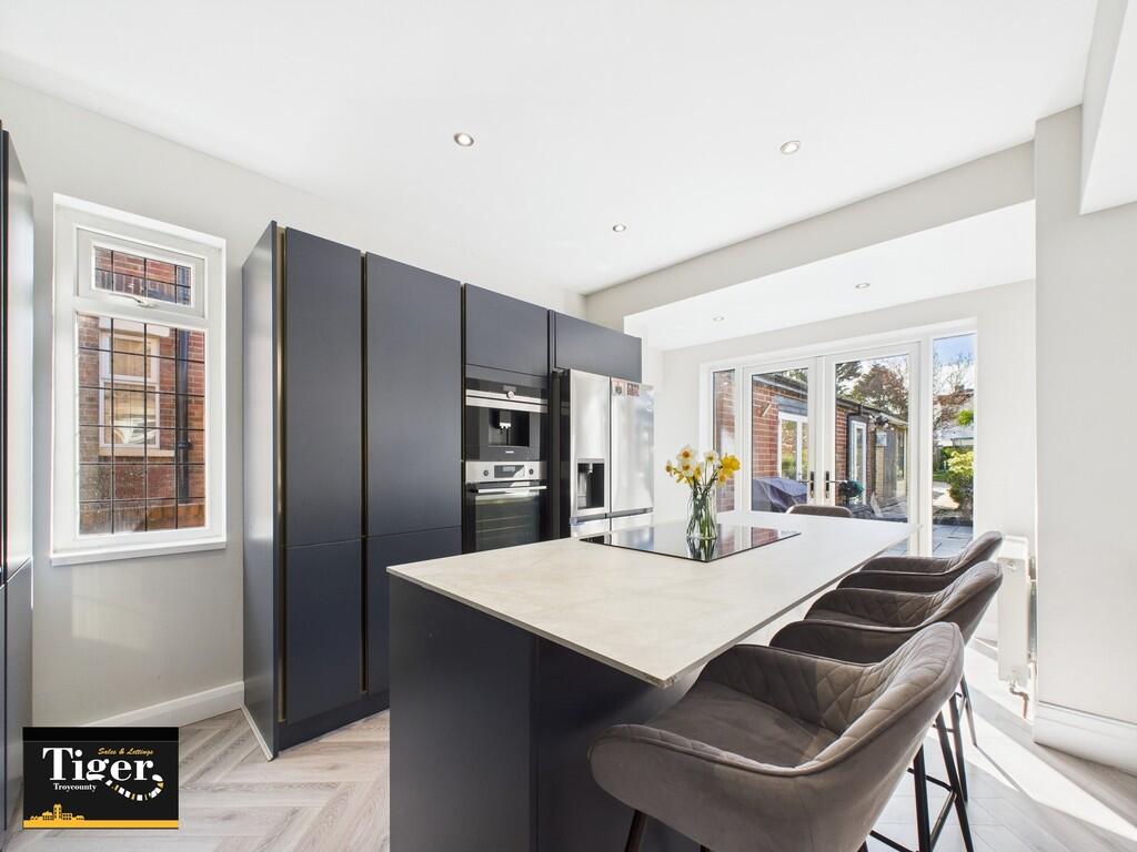 CAM02176G0-PR0528...