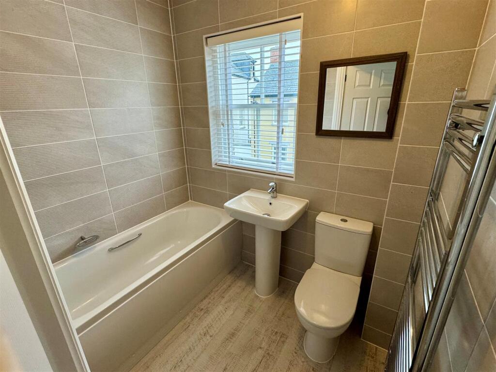 12 Stret Lugan Bathroom
