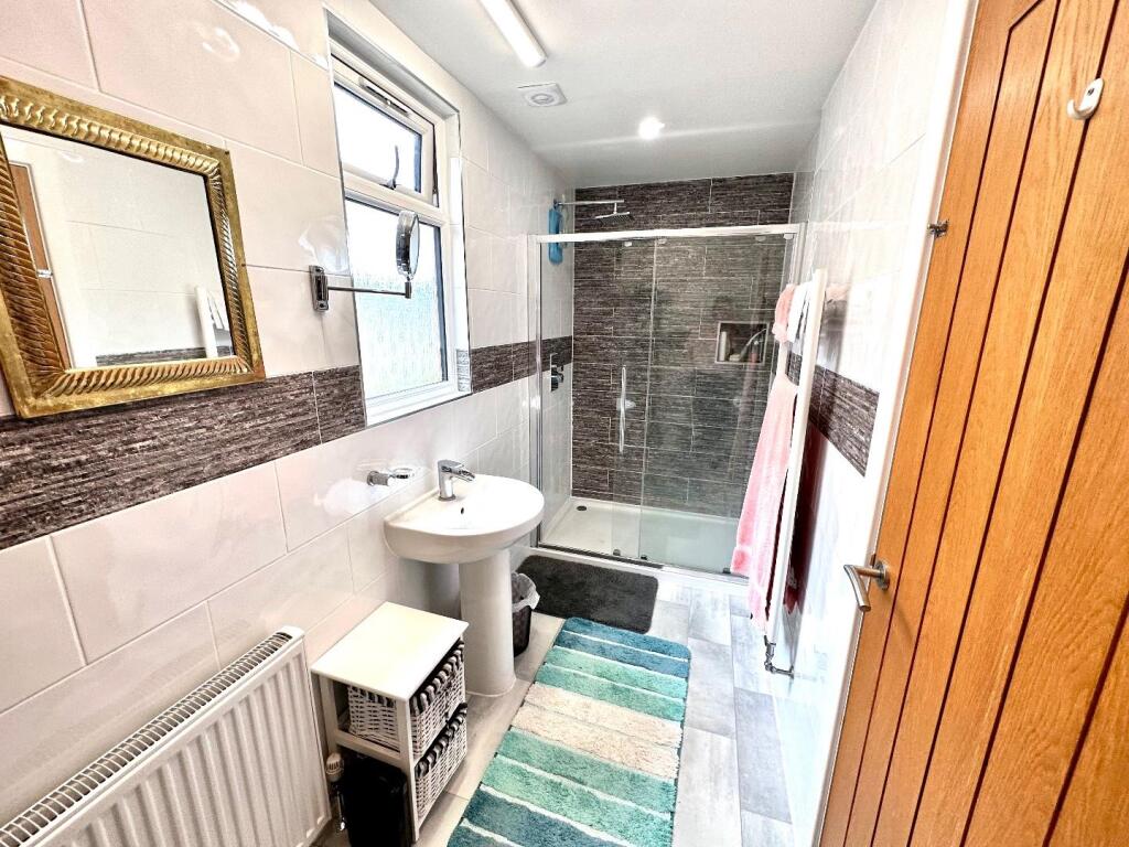 HOUSE SHOWER ROOM