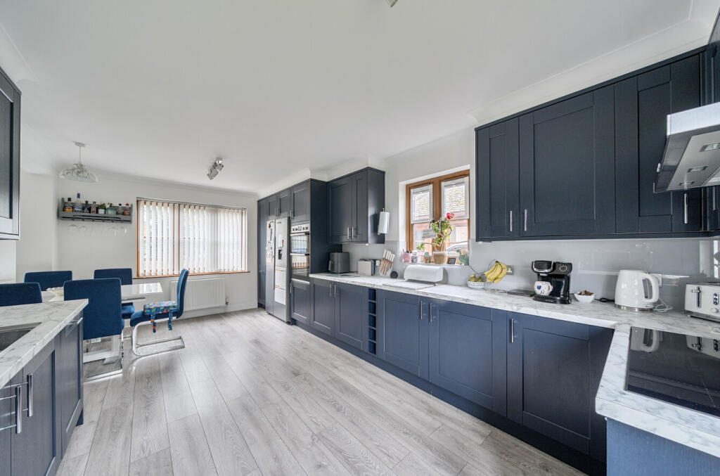 1373149-10-6904ae...