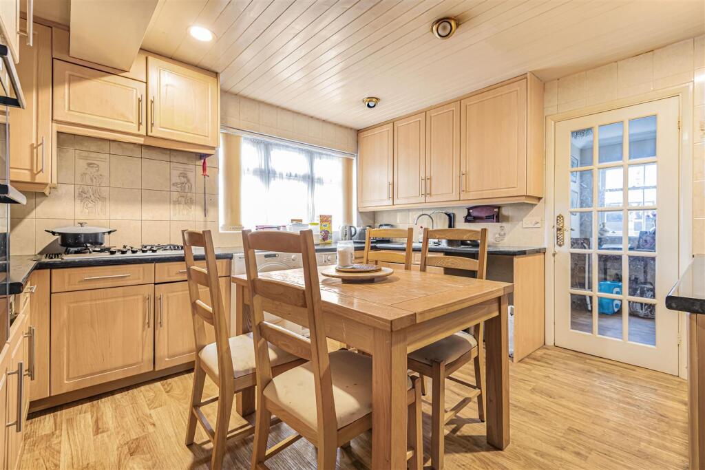 KITCHEN/BREAKFAST ROOM