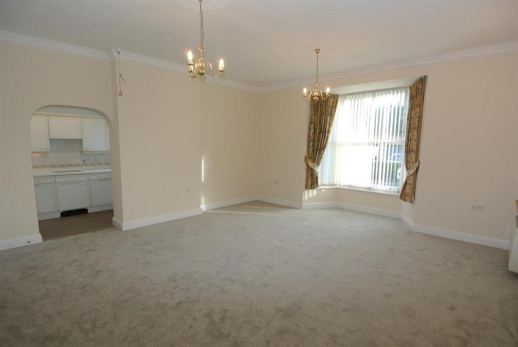 Lounge 3.JPG