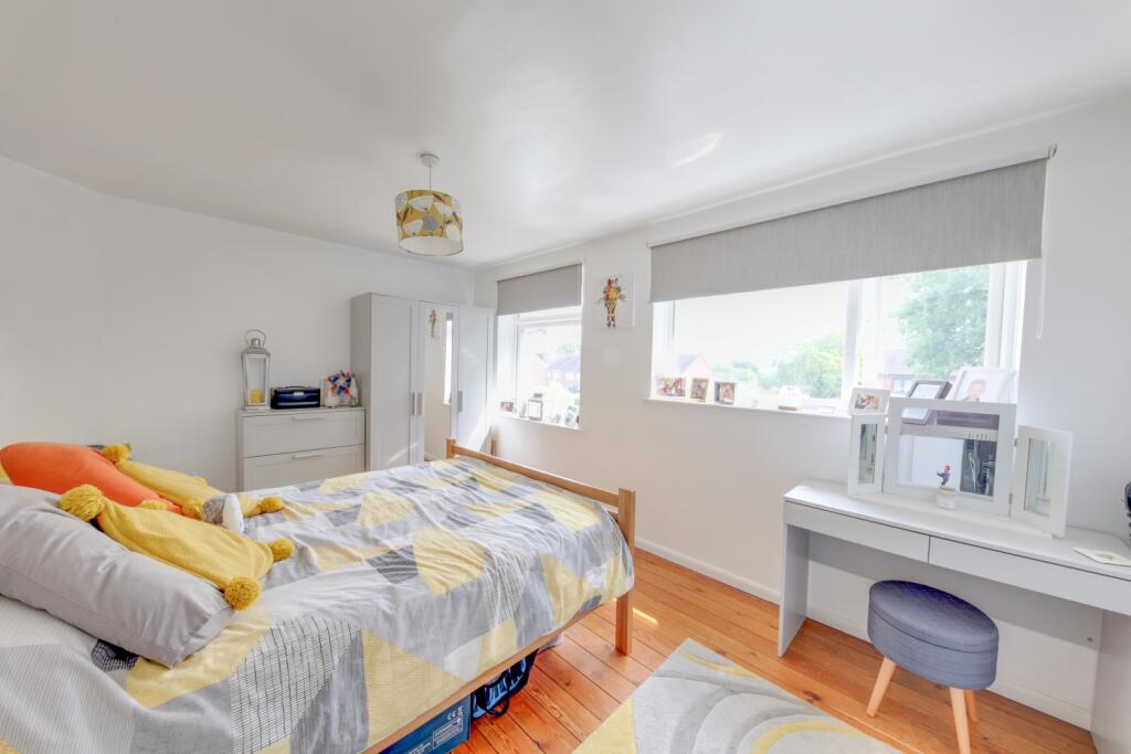 Dual window main bedroom