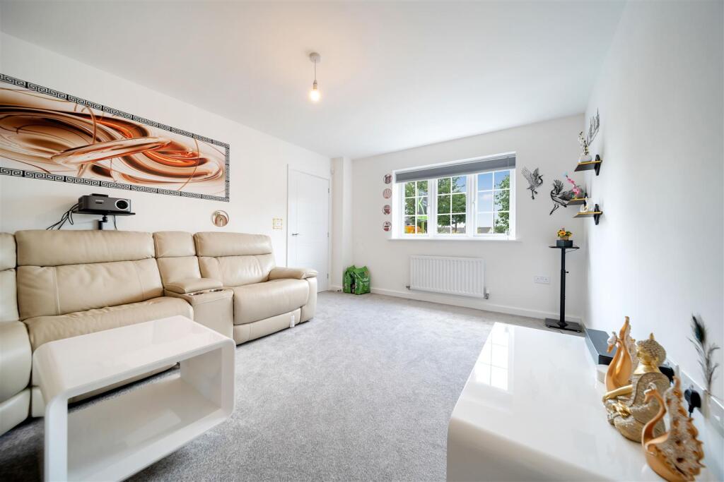 27 Thistledown Cresc-35.jpg