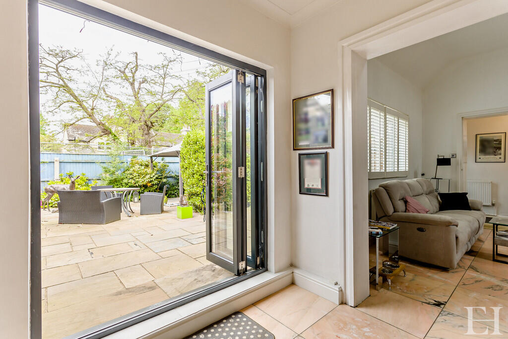 8646487-interiorW...