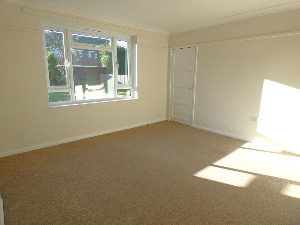 Pic 3 Living Room (4).JPG