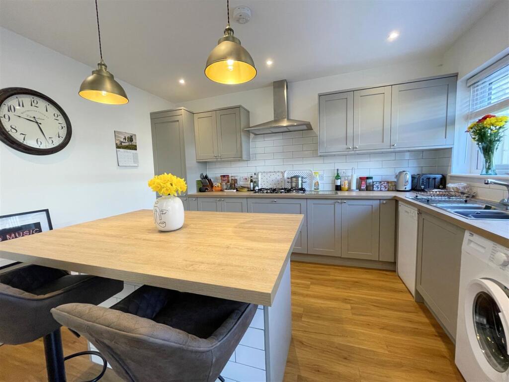 Kitchen 2.jpg