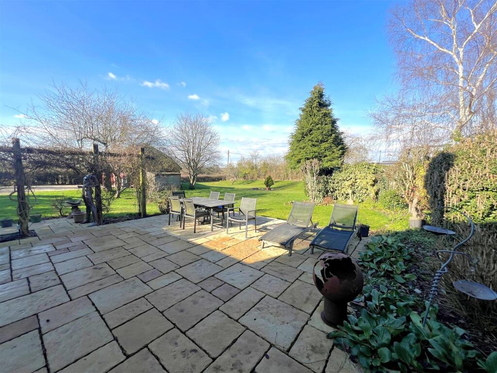 dining terrace 1.jpg