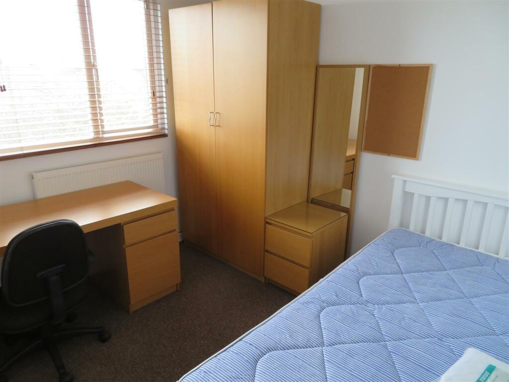 103 Manners Bed7.JPG