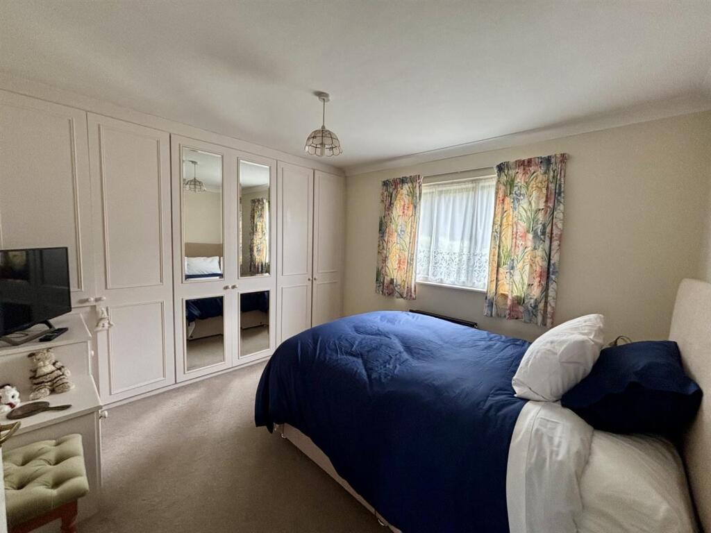 Bedroom 1.jpg