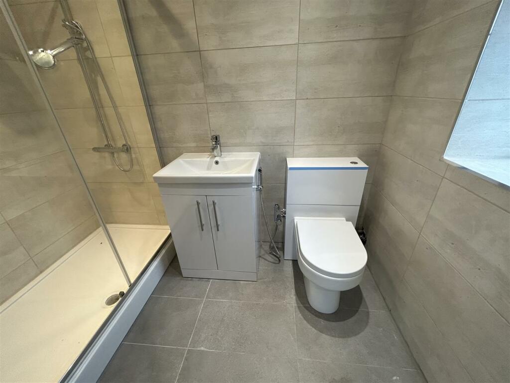 EN SUITE SHOWER ROOM