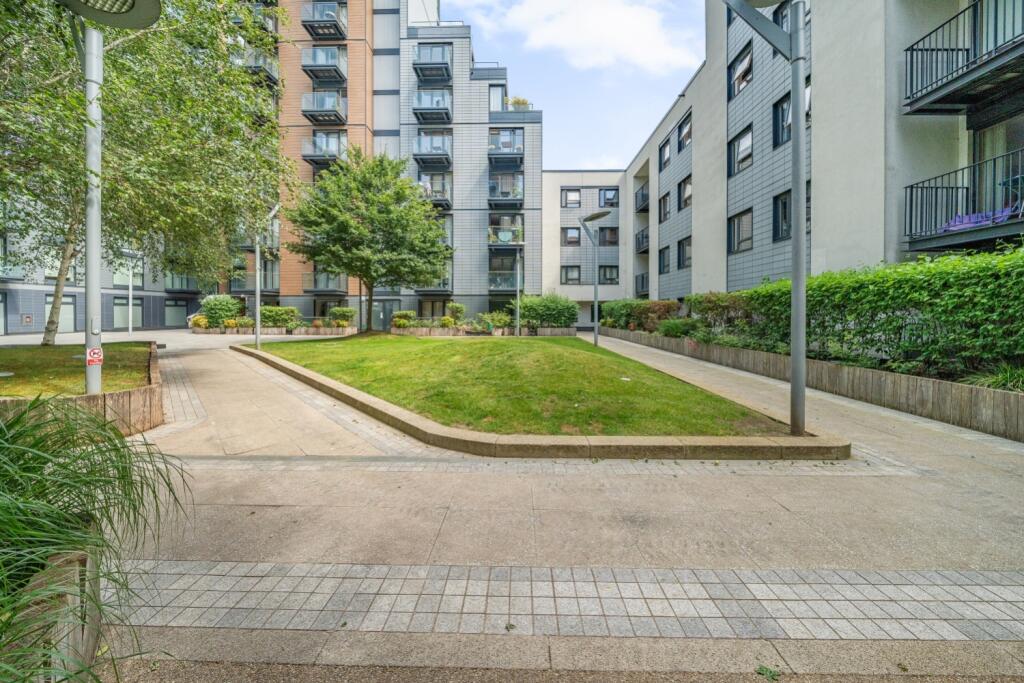 Lrg_courtyard com