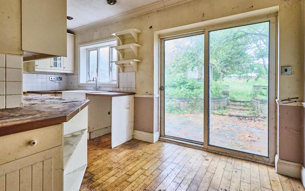 Rear L Shaped Dining/Kitchen