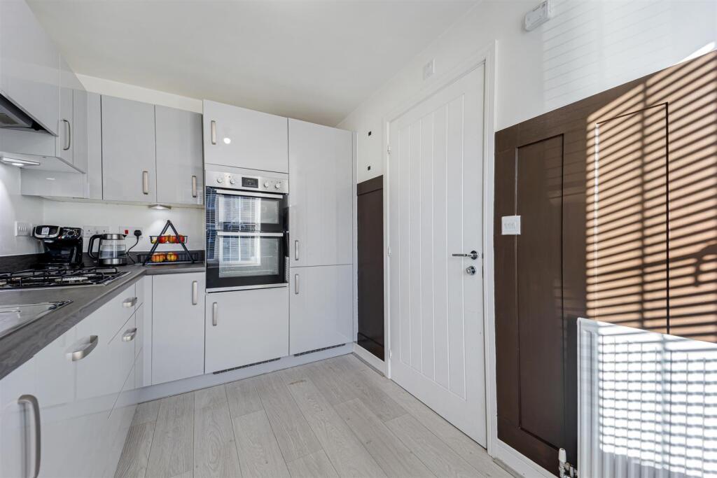 54 Stratford Drive kitchen 2.jpg