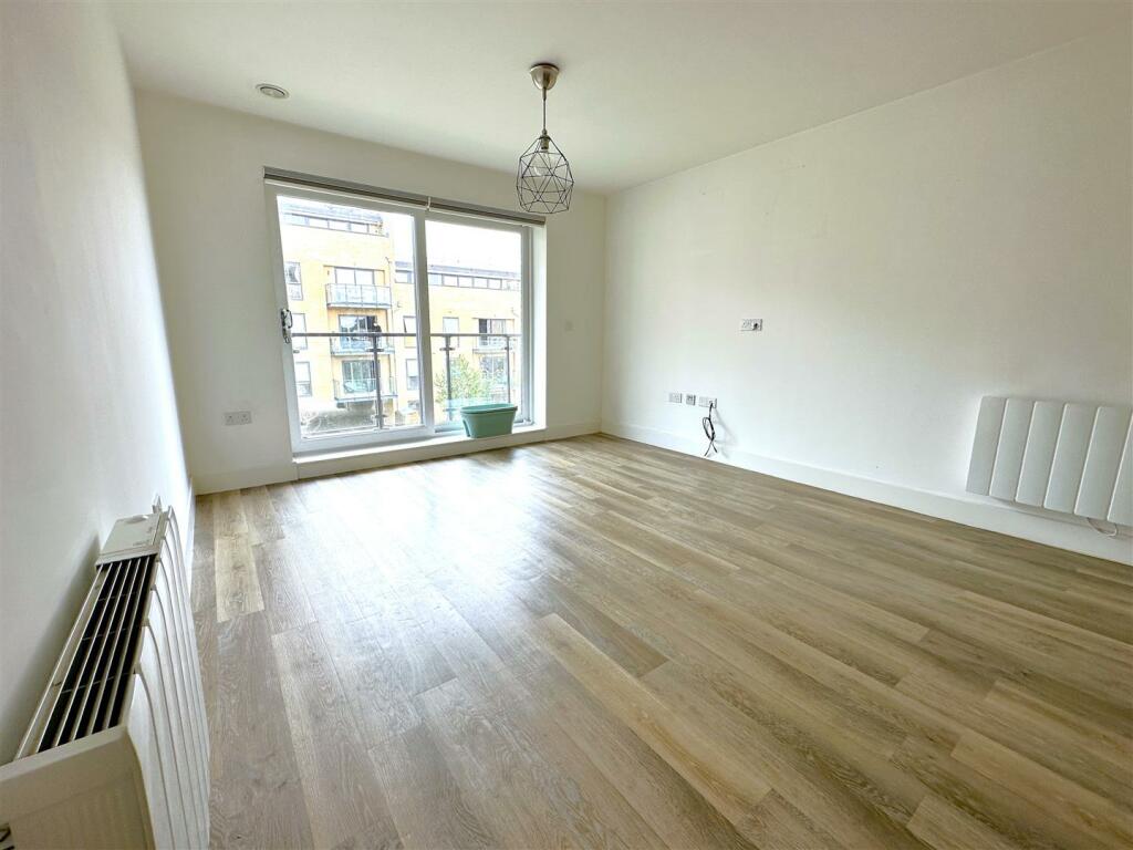 LOUNGE / DINING AREA