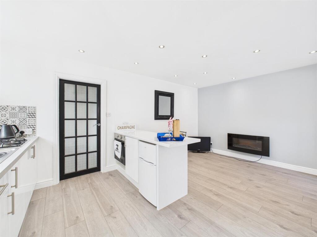 Open plan kitchen/dining/living: