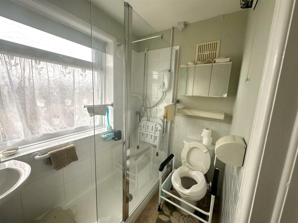 SHOWER ROOM.jpg