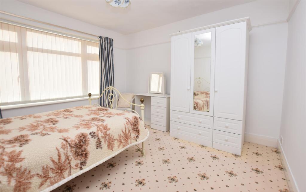 Bedroom 1 V2.JPG