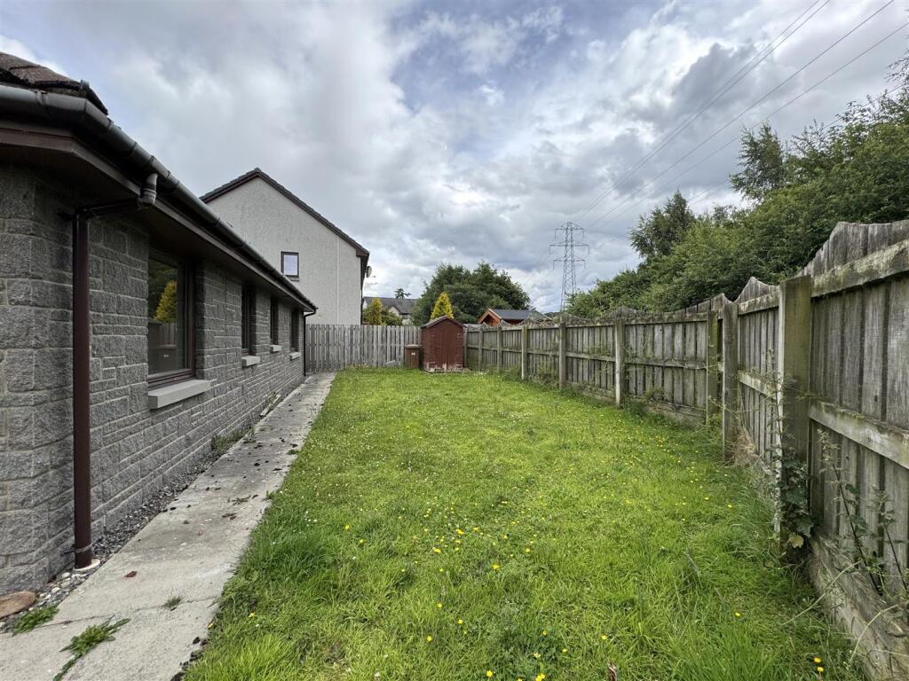 REAR GARDEN 2.JPG